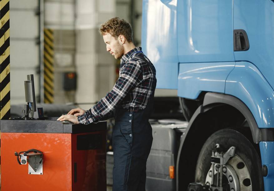 Mécanicien qui répare un PL - Mazères - Transports Mazzariol