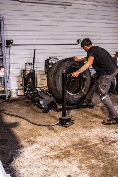 Pneu de PL mis sur jente - Atelier - Mazères