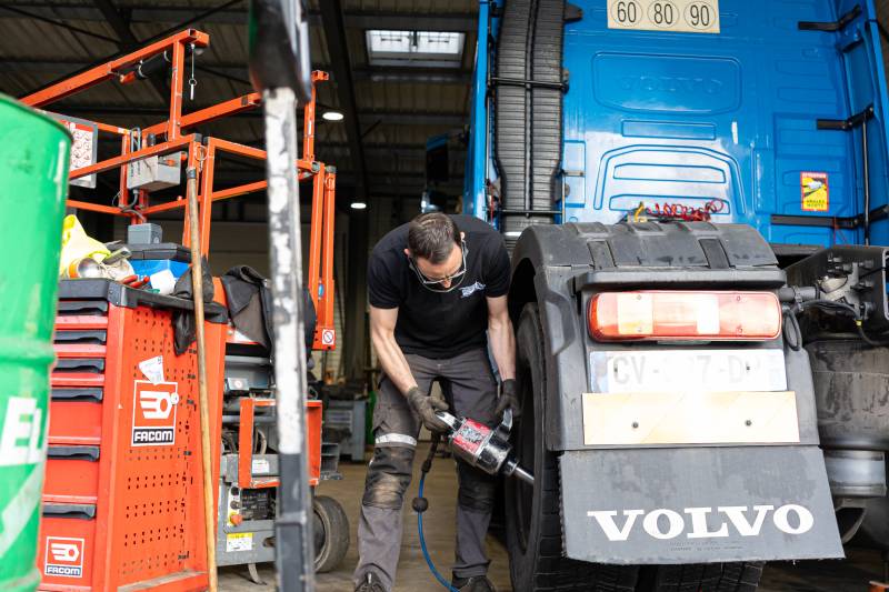 Garage dédié aux poids lourds pour la réparation mécanique et le remplacement de pneumatiques à proximité de Bordeaux, en Gironde.